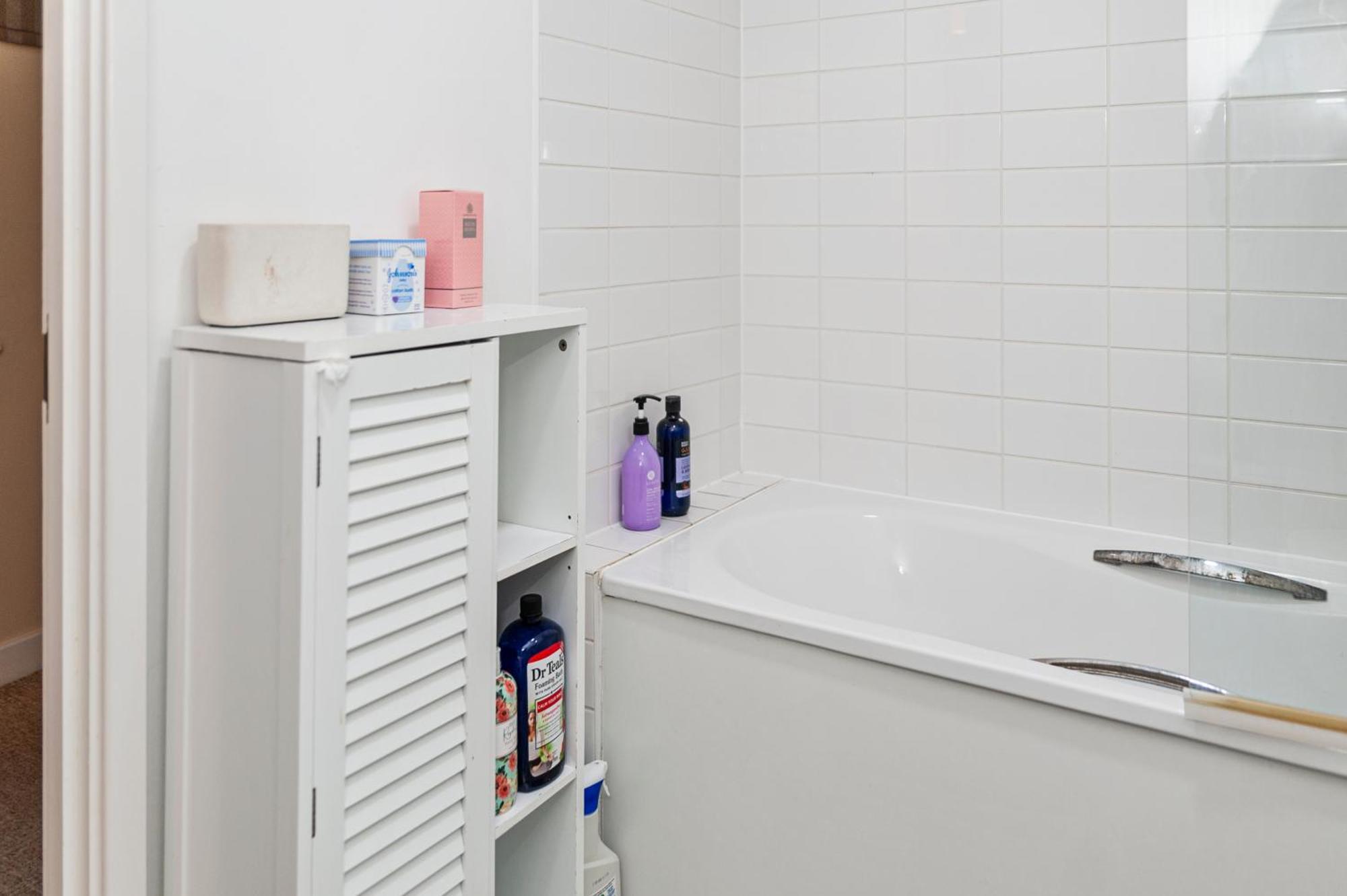 Comfy 5 Min Walk To Barking Station Apartment