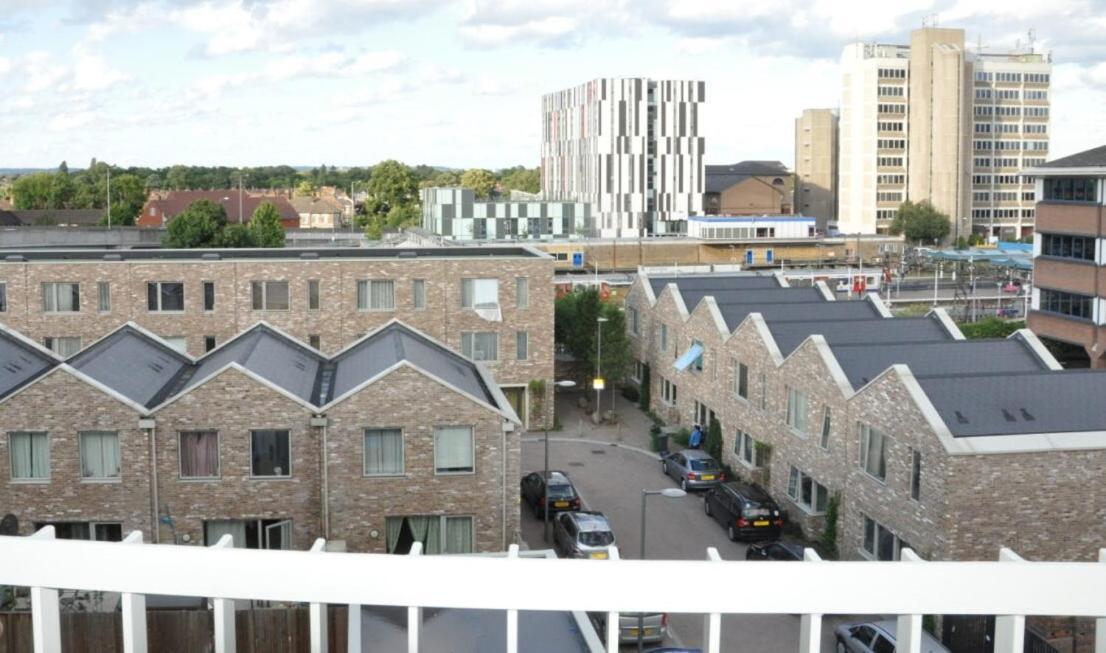 Comfy 5 Min Walk To Barking Station Apartment *