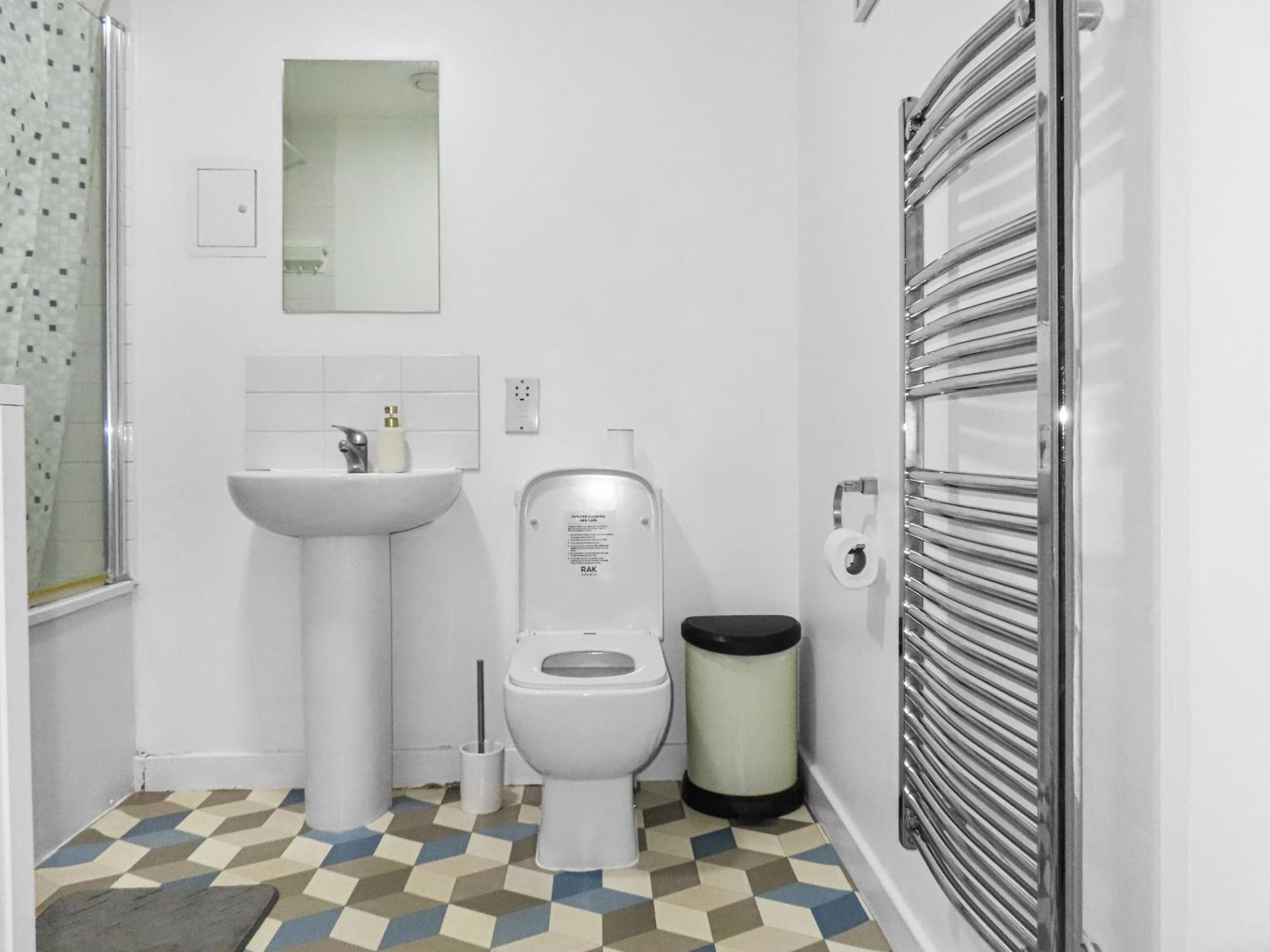 Comfy 5 Min Walk To Barking Station *