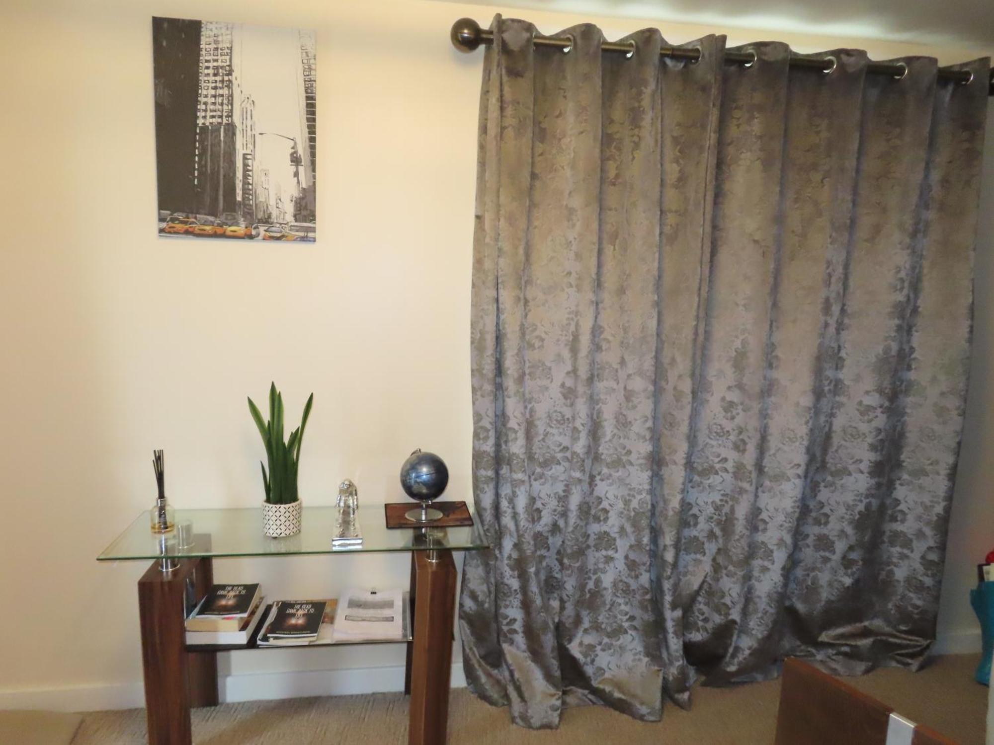 Comfy 5 Min Walk To Barking Station Apartment